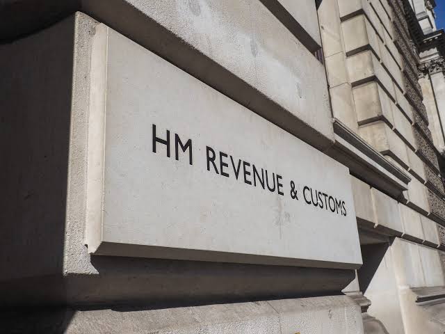 UK De Minimis £135: Duty-Free but VAT Applies 2 A close-up of the official "HM REVENUE & CUSTOMS" stone plaque on a government building, representing the UK authority overseeing HMRC De Minimis rules.